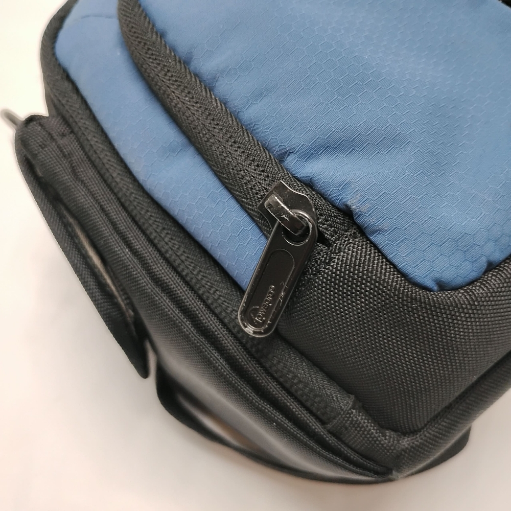 Lowepro Clips 100 Camera Travel Bag Arctic Blue w/ Strap – Compact DSLR/SLR Case - Picture 6 of 8